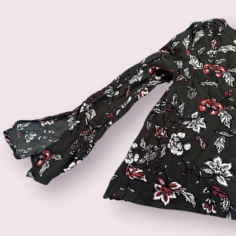 Women's cupcakes & cashmere Dark Gray Floral Blouse Tie And Sleeve Detail Medium - Picture 12 of 15